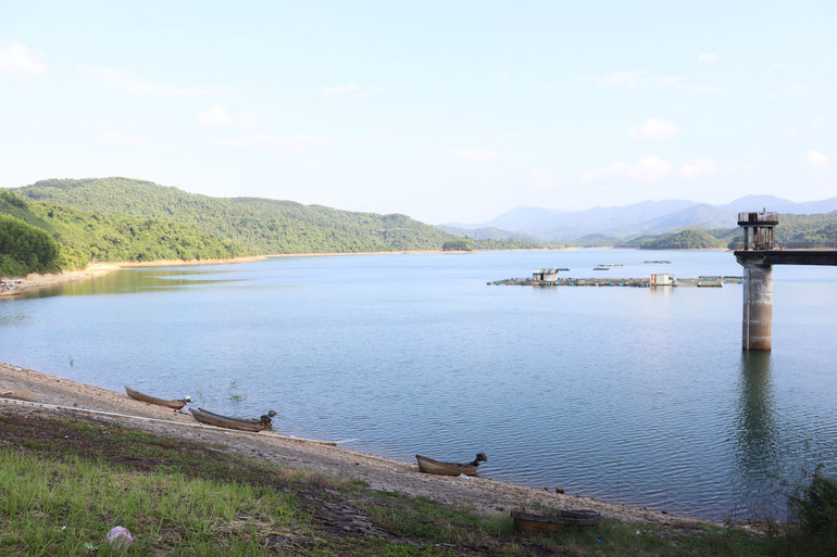 Mực nước hồ chứa nước Liệt Sơn (thị xã Đức Phổ) xuống thấp, hiện lượng nước chỉ còn 67% dung tích thiết kế. Mực nước hồ chứa nước Liệt Sơn (thị xã Đức Phổ) xuống thấp, hiện lượng nước chỉ còn 67% dung tích thiết kế.