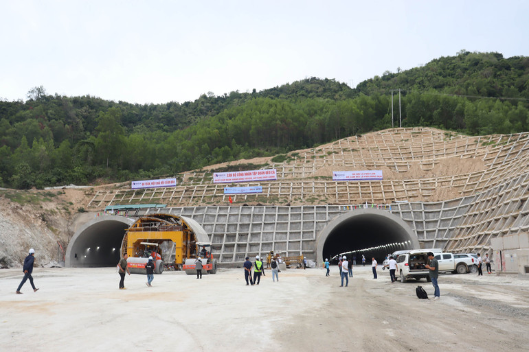Đến thời điểm này, hầm 1 và hầm 2 trên cao tốc Quảng Ngãi-Hoài Nhơn đã đào thông cả 2 nhánh.