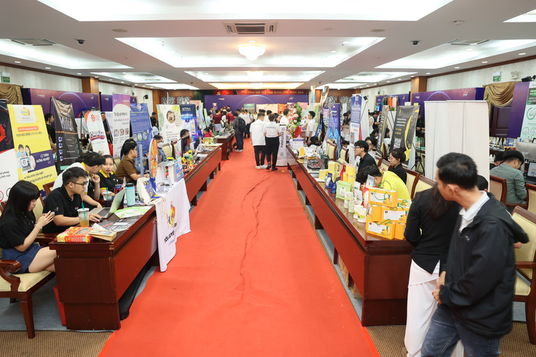 Trưng bày sản phẩm công nghệ bên lề hội thảo