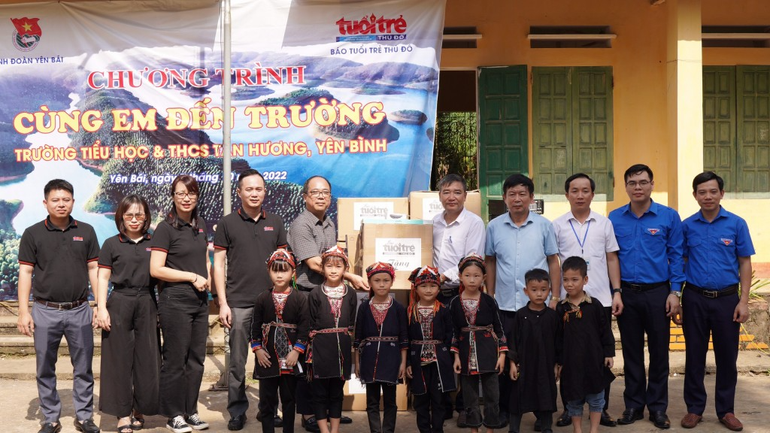 Lãnh đạo Báo Tuổi trẻ Thủ đô trao tặng máy tính tới thầy và trò trường Tiểu học và Trung học cơ sở Tân Hương