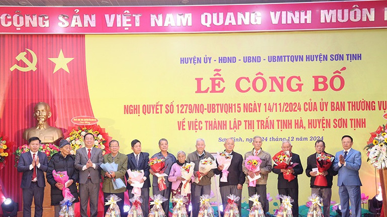 Lãnh đạo huyện Sơn Tịnh tặng quà cho các gia đình chính sách trên địa bàn huyện.