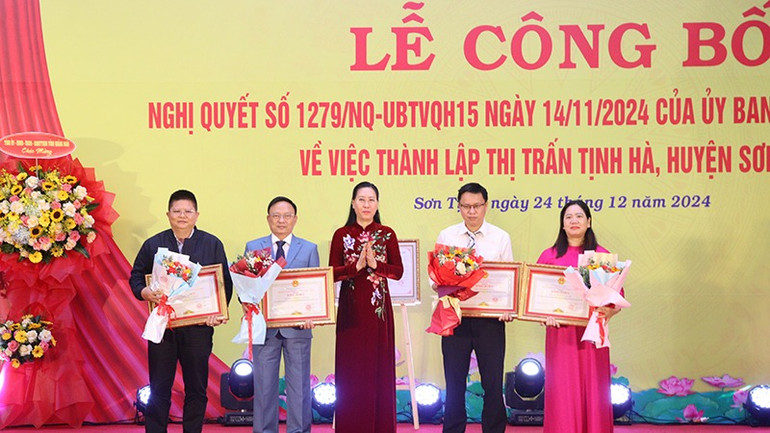 Lãnh đạo tỉnh Quảng Ngãi trao Bằng khen của Ủy ban nhân dân tỉnh cho các tập thể, cá nhân có thành tích xuất sắc trong công tác thành lập thị trấn Tịnh Hà, huyện Sơn Tịnh.