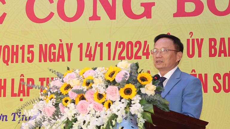 Chủ tịch Ủy ban nhân dân huyện Sơn Tịnh Phạm Xuân Vinh trình bày tóm tắt quá trình xây dựng, hình thành thị trấn Tịnh Hà.