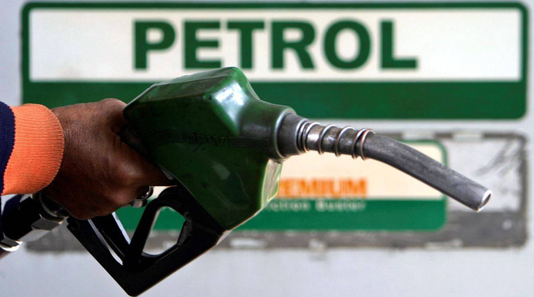 Việc giảm mức thuế bảo vệ môi trường đối với xăng (trừ etanol), dầu diesel, dầu mazut, dầu nhờn, mỡ nhờn, dầu hỏa, nhiên liệu bay ước tính giảm thu ngân sách nhà nước khoảng 20.781 tỷ đồng. petrol-diesel-price-reuters-1200-4934.jpeg