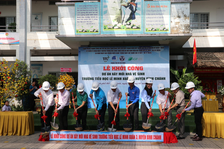 Nghi thức khởi công được diễn ra trọng thể với sự hiện diện từ các đại biểu, thể hiện sự quan tâm của các cấp, các ngành đối với việc nâng cao chất lượng học tập, sinh hoạt của thanh thiếu nhi Nghi thức khởi công được diễn ra trọng thể với sự hiện diện từ các đại biểu, thể hiện sự quan tâm của các cấp, các ngành đối với việc nâng cao chất lượng học tập, sinh hoạt của thanh thiếu nhi