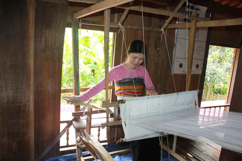 Phụ nữ dân tộc thiểu số dệt vải trong dự án hợp tác với Chie.