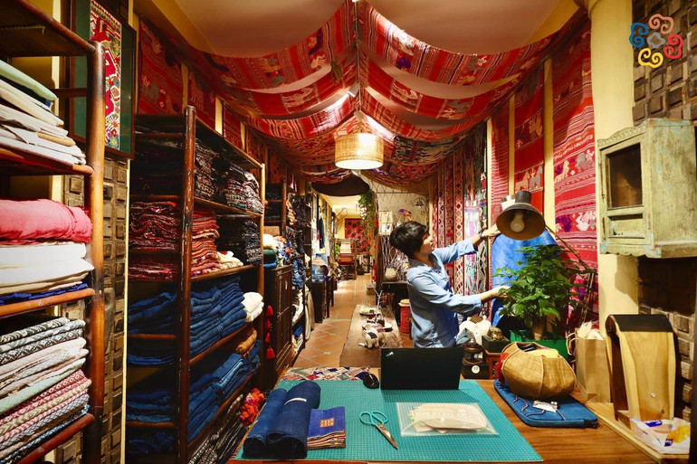 Vải thổ cẩm được trưng bày tại không gian của Chie.