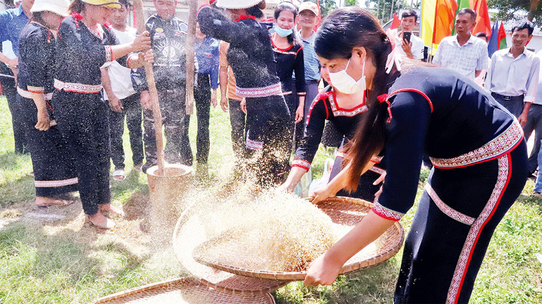 Sau khi sảy vỏ trấu còn lại hạt gạo trắng ngần.