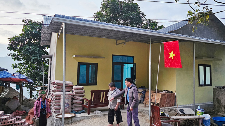 Ngôi nhà mới đang được hoàn thiện của gia đình ông Va Chung Nính, ở bản Lốc Há, xã Nhi Sơn, huyện Mường Lát.