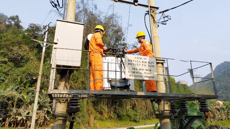 Công nhân Ðiện lực huyện Pác Nặm, tỉnh Bắc Kạn, kiểm tra trạm biến áp cấp điện cho các xã vùng cao. (Ảnh HƯƠNG LAN)