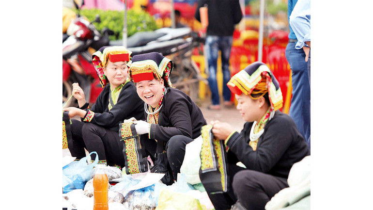 Gặp gỡ hẹn hò, để vui chơi, hát hội giao duyên, để đắm mình trong mạch nguồn dân ca được truyền giữ từ bao đời, trong câu hát sli, hát lượn, câu sloong hao...