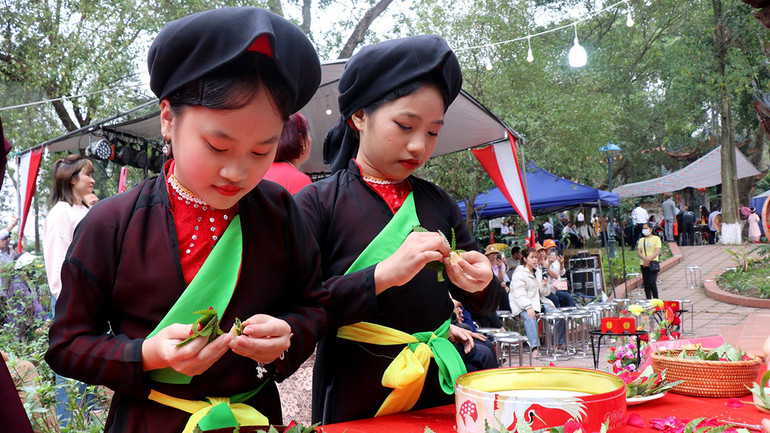 Các liền chị quan họ nhí tập têm trầu cánh phượng.