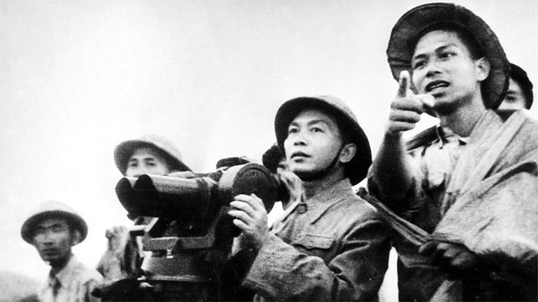 Trung tướng Đặng Quân Thụy (ngoài cùng bên phải) cùng Đại tướng Võ Nguyên Giáp kiểm tra mặt trận để quyết định nổ súng mở màn chiến dịch. Ảnh: TTXVN Trung tướng Đặng Quân Thụy (ngoài cùng bên phải) cùng Đại tướng Võ Nguyên Giáp kiểm tra mặt trận để quyết định nổ súng mở màn chiến dịch. Ảnh: TTXVN