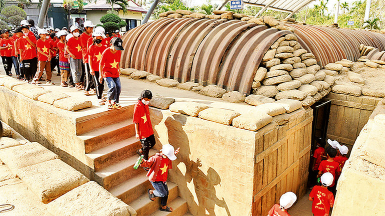 Các em học sinh tham quan, tìm hiểu lịch sử tại khu di tích hầm Đờ Cát. Ảnh: ĐĂNG KHOA Các em học sinh tham quan, tìm hiểu lịch sử tại khu di tích hầm Đờ Cát. Ảnh: ĐĂNG KHOA