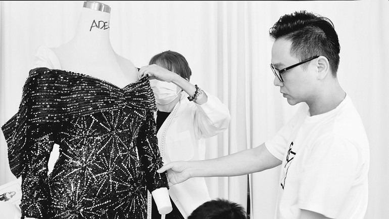 Nhà thiết kế Công Trí trong quá trình thực hiện trang phục cho Adele.