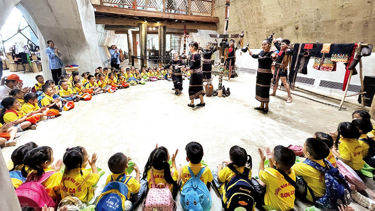 Học sinh tìm hiểu, trải nghiệm văn hóa truyền thống của đồng bào Tây Nguyên tại Bảo tàng Thế giới cà-phê.