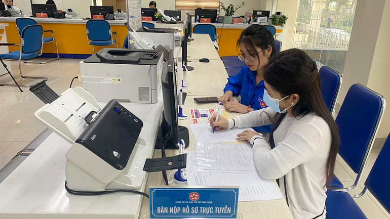 Hướng dẫn người dân nộp hồ sơ trực tuyến tại Trung tâm phục vụ hành chính công. (Ảnh THU HIỀN)
