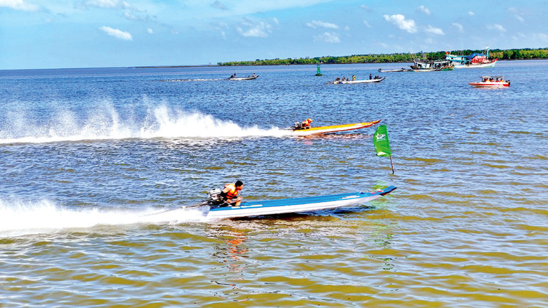 Các vận động viên tranh tài trên đường đua vỏ lãi. Các vận động viên tranh tài trên đường đua vỏ lãi.