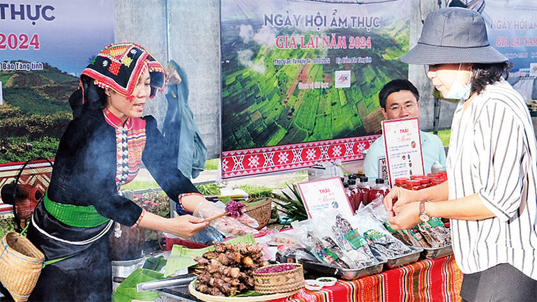 Thịt nướng và xôi ngũ sắc vùng Tây Bắc. Thịt nướng và xôi ngũ sắc vùng Tây Bắc.