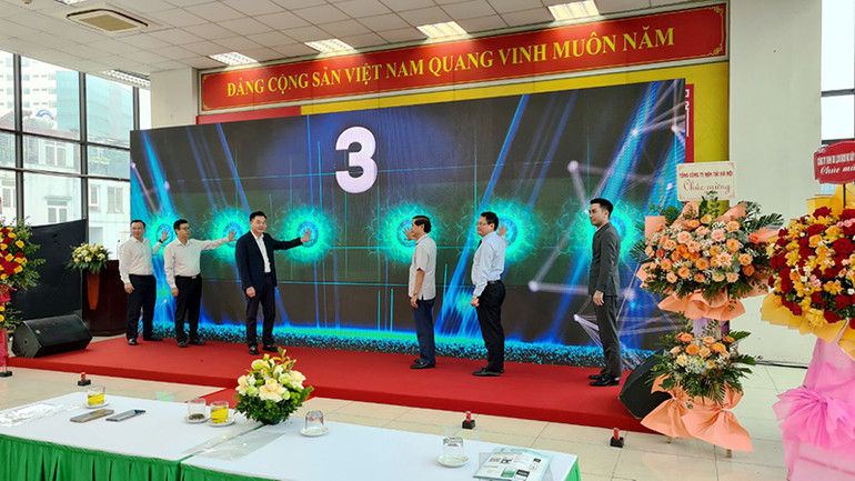 Lãnh đạo Thành phố Hà Nội và đơn vị vận hành nhấn nút chính thức triển khai thẻ vé ảo.