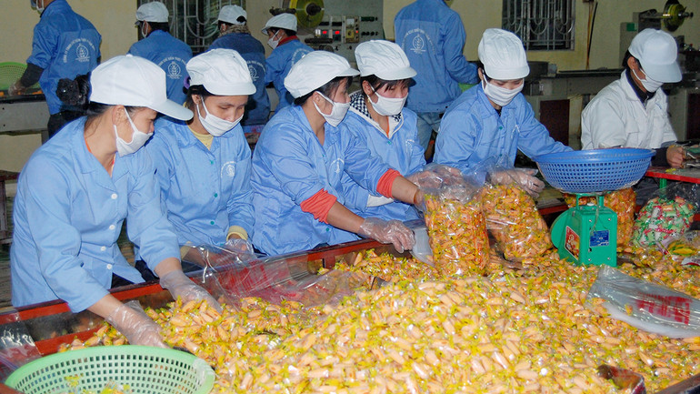 Sản xuất tại Công ty TNHH chế biến thực phẩm Ðức Hạnh (Cụm công nghiệp Trường An, huyện Hoài Ðức).