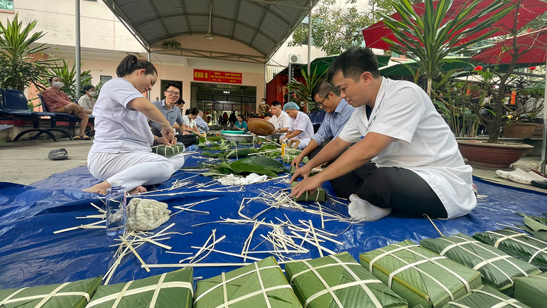 Bác sĩ, nhân viên y tế tại Bệnh viện Quân y 175 gói bánh chưng tặng bệnh nhân có hoàn cảnh khó khăn trong dịp Tết Nguyên đán Giáp Thìn 2024. (Ảnh YẾN NGỌC)