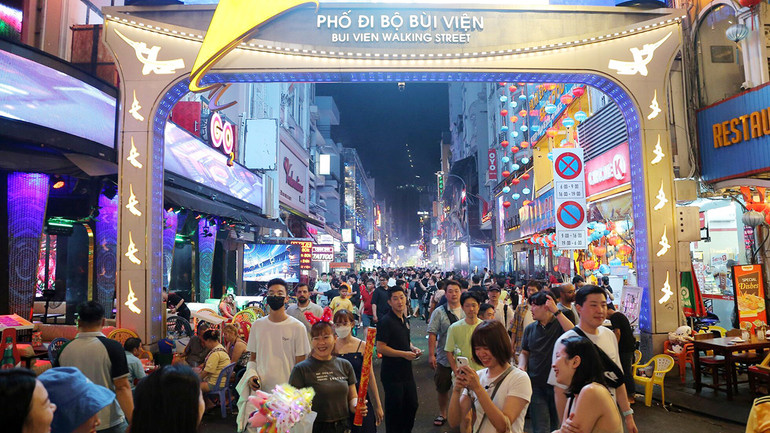 Ðông đúc du khách quốc tế tập trung ở phố đi bộ Bùi Viện đón năm mới. (Ảnh THẾ ANH)