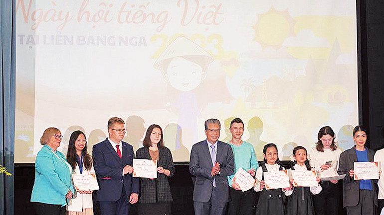 Trao chứng nhận tặng các cá nhân đạt giải trong cuộc thi “Tôi yêu Việt Nam”.
