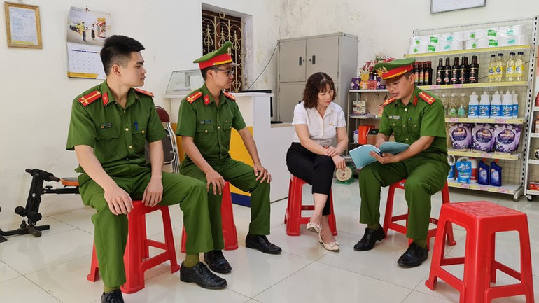 Cán bộ, chiến sĩ Công an xã Thượng Cường, huyện Chi Lăng tuyên truyền cho người dân trong phong trào toàn dân bảo vệ an ninh Tổ quốc.