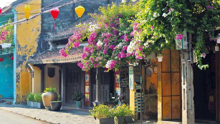 Nhà cổ, lồng đèn và hoa giấy.