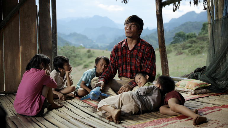 Cha cõng con - Phim dài đầu tay đã mang lại cho đạo diễn Lương Đình Dũng nhiều giải thưởng điện ảnh trong nước và quốc tế. Ảnh: NVCC