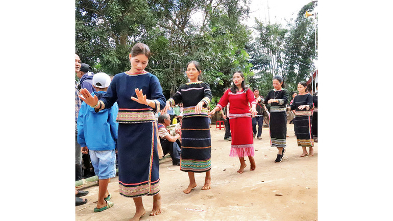 Giữa núi rừng Tây Nguyên, những vũ điệu Xơ Ðăng luôn cuốn hút và say đắm lòng người.