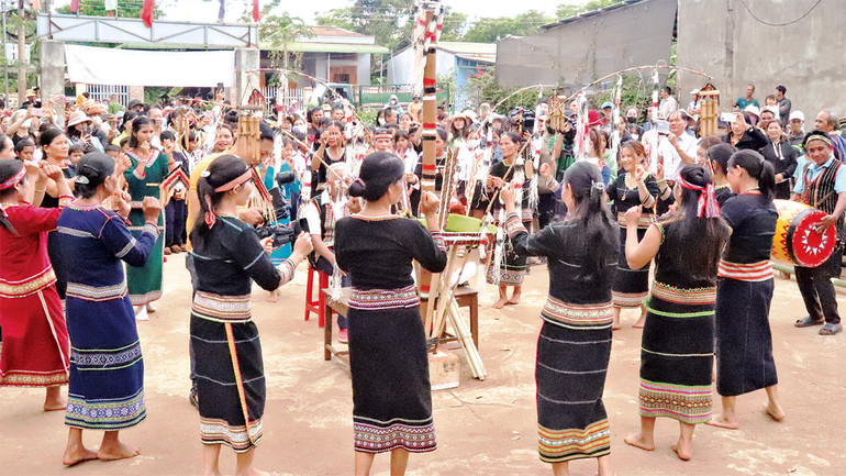 Lễ hội là dịp để người Xơ Ðăng thể hiện tài nghệ sáng tạo cây nêu.