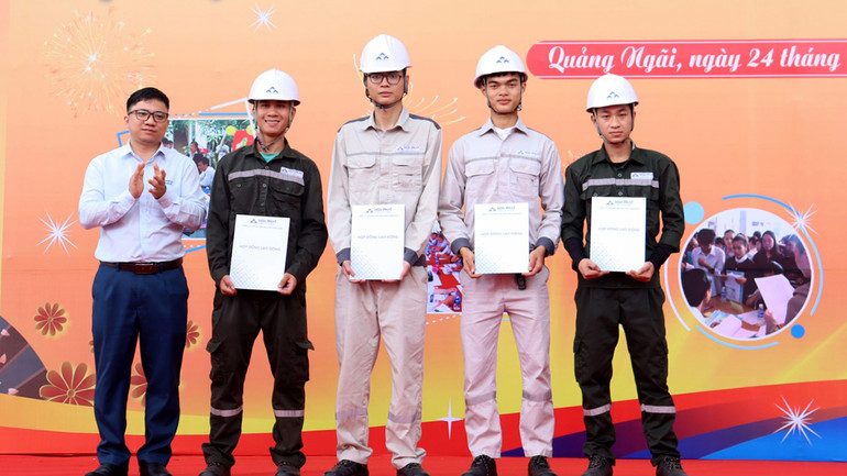 Niềm vui của các bạn trẻ khi được trao hợp đồng tuyển dụng ngay tại ngày hội việc làm.