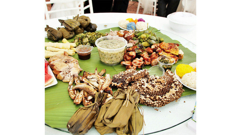 Một mâm cỗ được chuẩn bị trong dịp Tết Xíp xí, trong đó bánh Ít Uôi là món ăn không thể thiếu. Một mâm cỗ được chuẩn bị trong dịp Tết Xíp xí, trong đó bánh Ít Uôi là món ăn không thể thiếu.