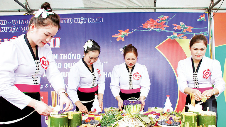 Những mâm cỗ đậm bản sắc dân tộc Thái với nguyên liệu độc đáo được chuẩn bị công phu. Những mâm cỗ đậm bản sắc dân tộc Thái với nguyên liệu độc đáo được chuẩn bị công phu.