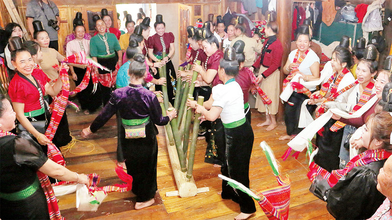 Mọi người tham gia múa chung quanh cây vạn vật tại lễ hội Láng Pang Ả. Mọi người tham gia múa chung quanh cây vạn vật tại lễ hội Láng Pang Ả.