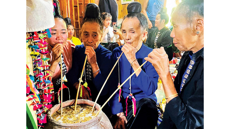 Sau các nghi lễ, người dân cùng nhau chung vui bên chum rượu cần. Sau các nghi lễ, người dân cùng nhau chung vui bên chum rượu cần.