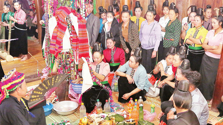 Nghi lễ dâng các lễ vật tạ ơn trời đất, thần linh... Nghi lễ dâng các lễ vật tạ ơn trời đất, thần linh...