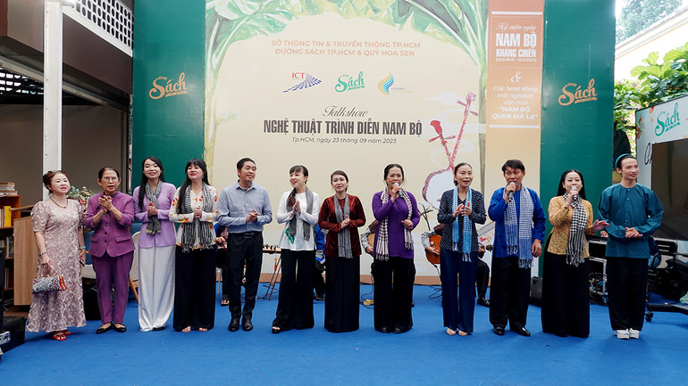 Giới thiệu nghệ thuật Ðờn ca tài tử và nghệ thuật trình diễn Nam Bộ tại Ðường sách Thành phố Hồ Chí Minh. (Ảnh MẠNH HẢO)