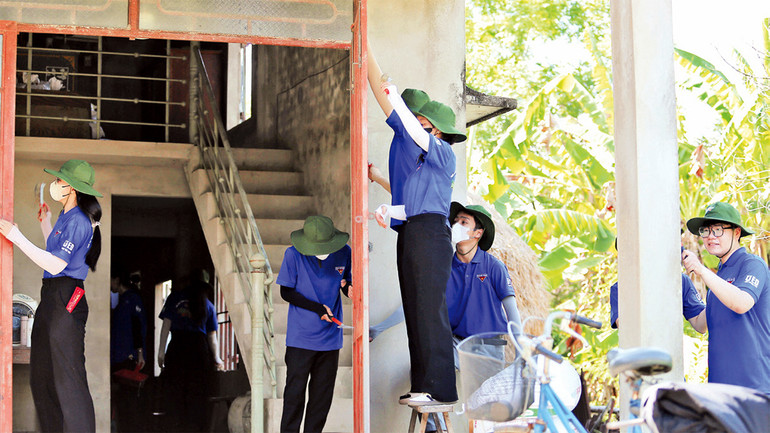 Các tình nguyện viên sơn sửa nhà giúp gia đình chính sách.