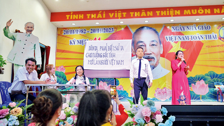 Biểu diễn văn nghệ kỷ niệm Ngày Nhà giáo Việt Nam ở Thái Lan. Biểu diễn văn nghệ kỷ niệm Ngày Nhà giáo Việt Nam ở Thái Lan.