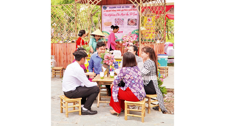 Thưởng thức các món ăn làm từ sen.