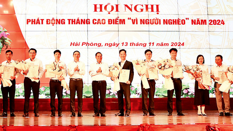 Lãnh đạo Ủy ban nhân dân và Ủy ban Mặt trận Tổ quốc Việt Nam thành phố Hải Phòng trao biển ghi nhận và tặng hoa các đơn vị, doanh nghiệp, nhà hảo tâm ủng hộ Quỹ “Vì người nghèo” năm 2024.