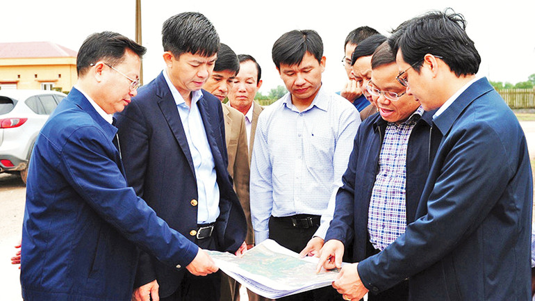 Bí thư Tỉnh ủy Quảng Trị Lê Quang Tùng (thứ 2 bên trái sang) kiểm tra tiến độ thực hiện dự án đầu tư tại huyện Gio Linh. Bí thư Tỉnh ủy Quảng Trị Lê Quang Tùng (thứ 2 bên trái sang) kiểm tra tiến độ thực hiện dự án đầu tư tại huyện Gio Linh.