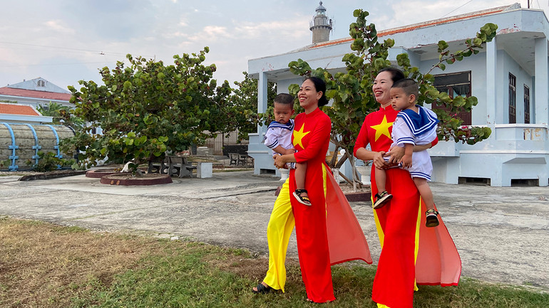 Người dân xã đảo Song Tử Tây (huyện đảo Trường Sa, tỉnh Khánh Hòa) rạng rỡ đón đoàn công tác số 5 lên thăm đảo. Người dân xã đảo Song Tử Tây (huyện đảo Trường Sa, tỉnh Khánh Hòa) rạng rỡ đón đoàn công tác số 5 lên thăm đảo.