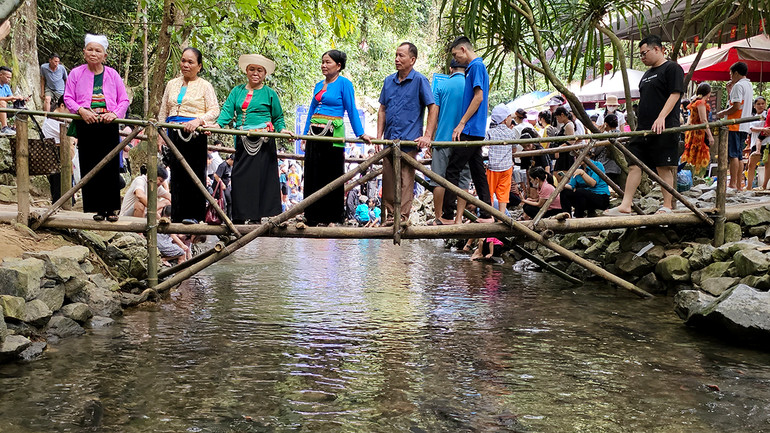 Du khách tham quan suối cá Cẩm Lương, huyện Cẩm Thủy, tỉnh Thanh Hóa.