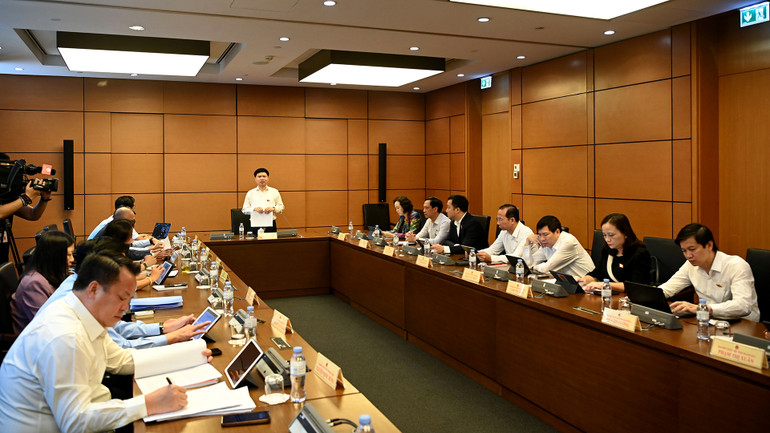 Ðại biểu Quốc hội các tỉnh Trà Vinh, Thanh Hóa và Hà Nam thảo luận tại tổ chiều 8/11. (Ảnh DUY LINH)