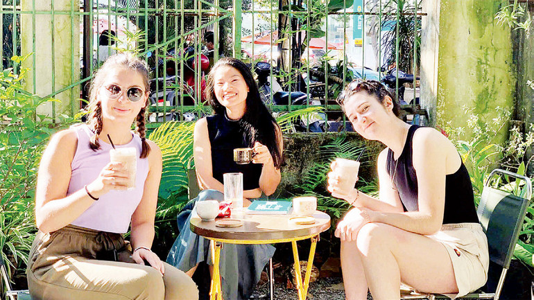 Các tình nguyện viên được gặp gỡ giao lưu, trò chuyện vui vẻ.