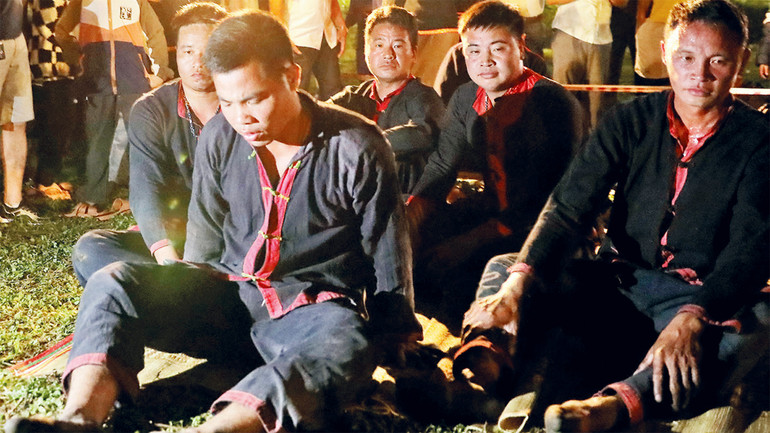 Từng người trở về trạng thái bình thường sau khi được thầy cúng thu quân. Từng người trở về trạng thái bình thường sau khi được thầy cúng thu quân.